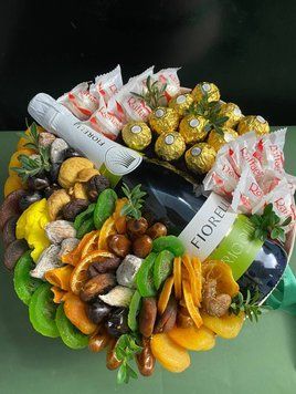 Букет для жінки з сухофруктами цукерками та напоєм 35003 фото