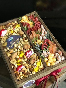 Дерев`яна коробочка з ковбаскою , горішками та сиром  34577 фото