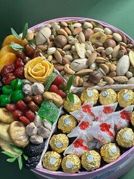 Подарунок з сухофруктами цукерками та горіхами 35020 фото
