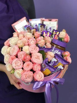Подарункова коробочка з квітами та шоколадом 34685 фото