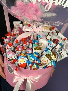 Велика коробочка з шоколадом Kinder та кулькою 34686 фото