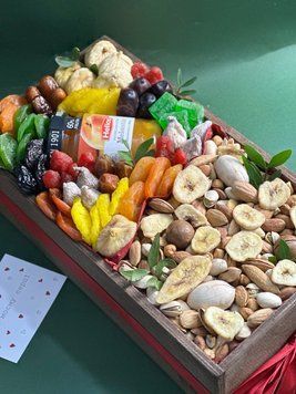 Дерев`яна коробочка з сухофруктами та горішками 35028 фото