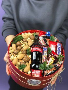 Подарункова коробочка з горішками та цукерками 34641 фото
