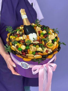 Фіолетова коробочка з сухофруктами та напоєм 34658 фото