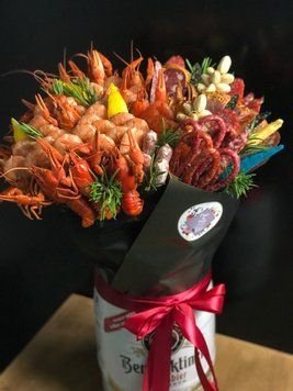 Чоловічий букет з раками та ковбаскою на 5 л бочонку пінного 34802 фото